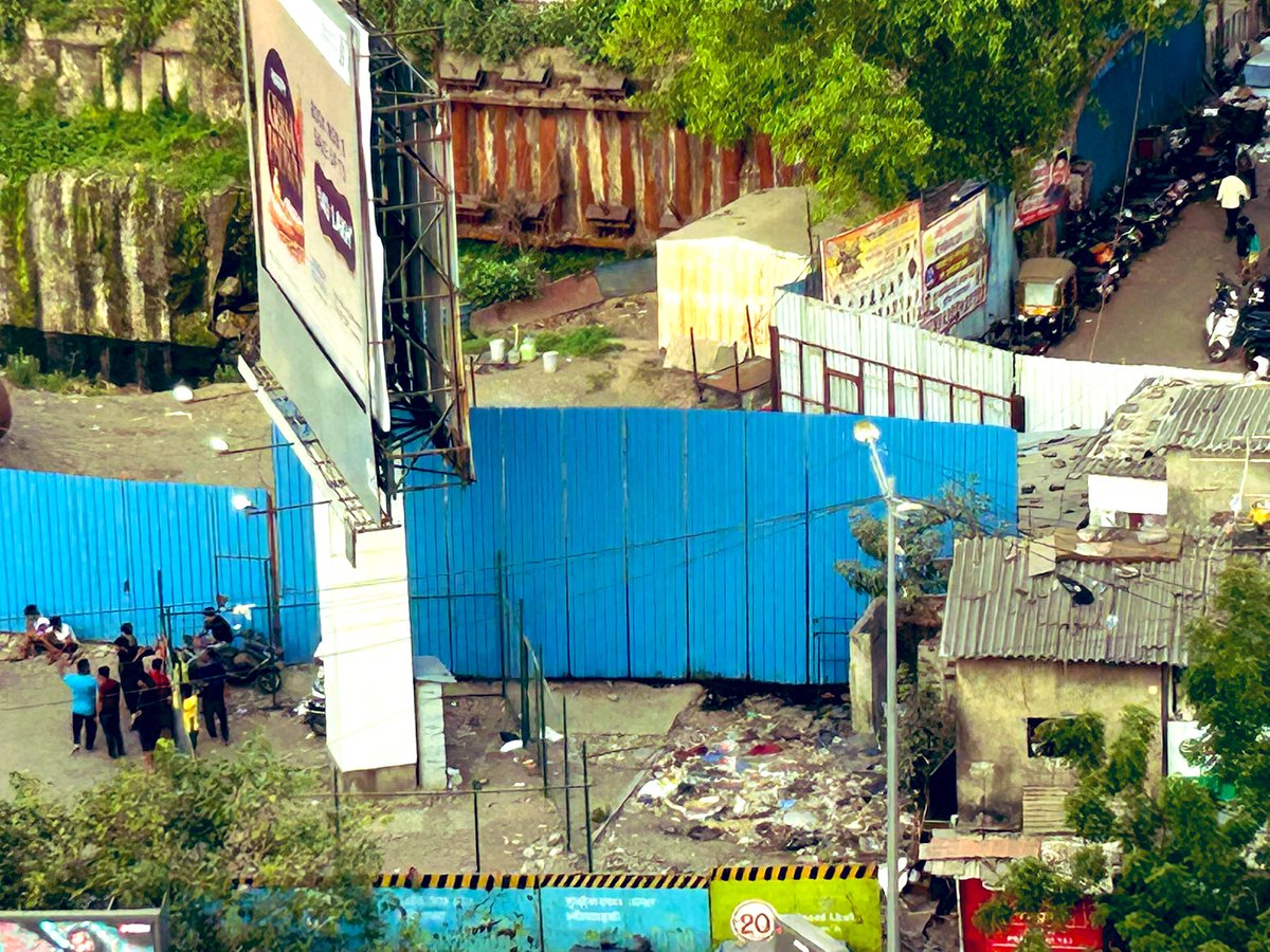ShekhjoJoshi's tweet photo. @Dev_Fadnavis @MMRDAOfficial @AshwiniBhide @keshavupadhye 
 Dear All, for Aqua Line has started about 8-9 months back. When this area of Santacruz East will be cleared. The area is also now for urinal &amp; thus very unhygienic. Please look at pics below https://t.co/HMjtvw5jcB