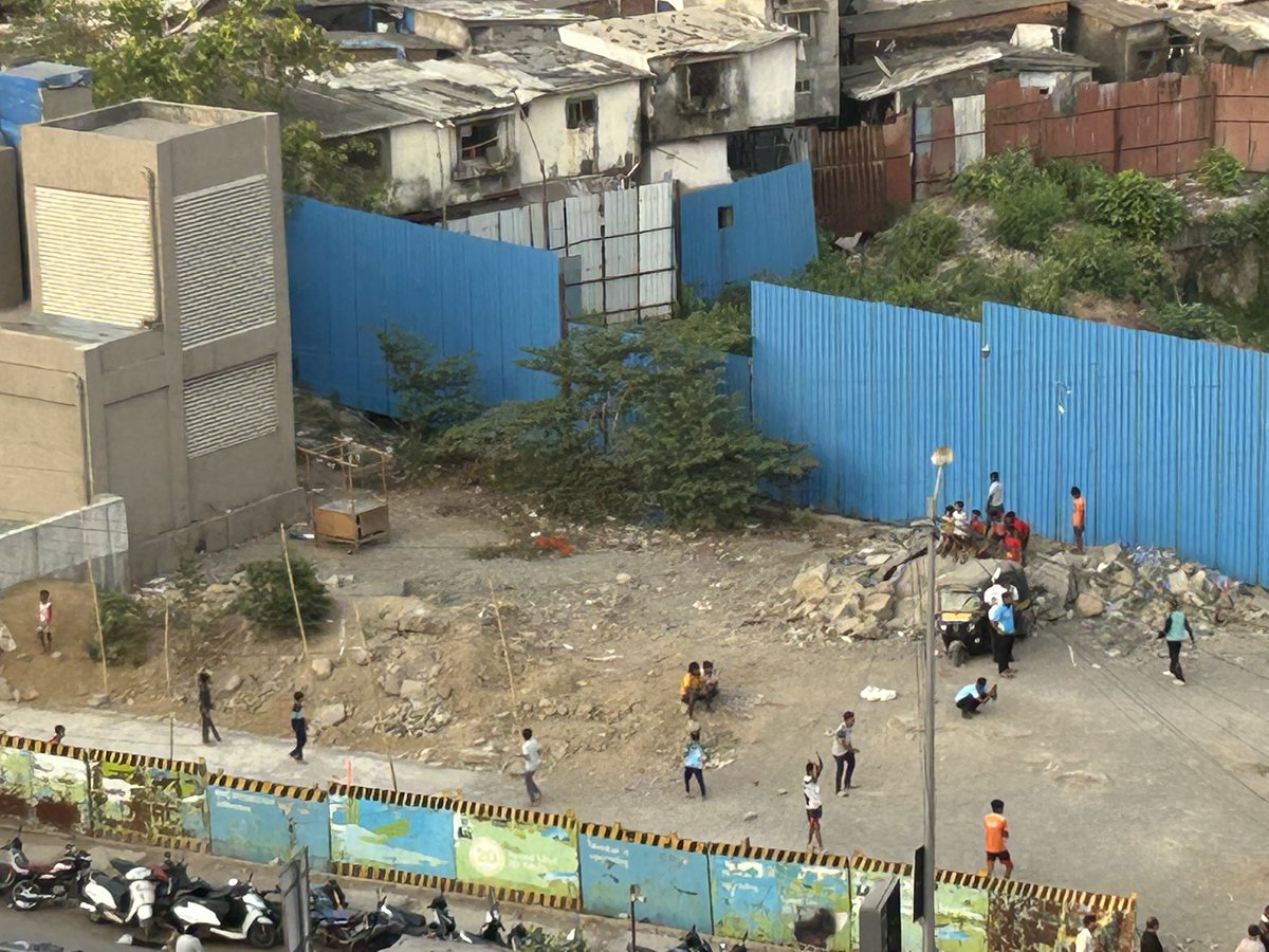 ShekhjoJoshi's tweet photo. @Dev_Fadnavis @MMRDAOfficial @AshwiniBhide @keshavupadhye 
 Dear All, for Aqua Line has started about 8-9 months back. When this area of Santacruz East will be cleared. The area is also now for urinal &amp; thus very unhygienic. Please look at pics below https://t.co/HMjtvw5jcB