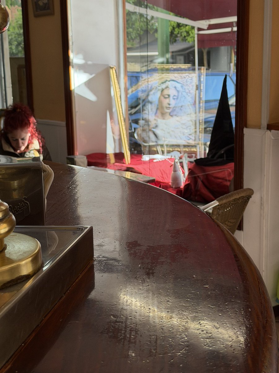 chitirh's tweet photo. Cuando crees que estás desayunando sola y se te ocurre mirar hacia la ventana del bar y ahí, reflejada, sin esperártelo, está ELLA. #Cuaresma #Confiar #esperar https://t.co/o6ogJe0w3w