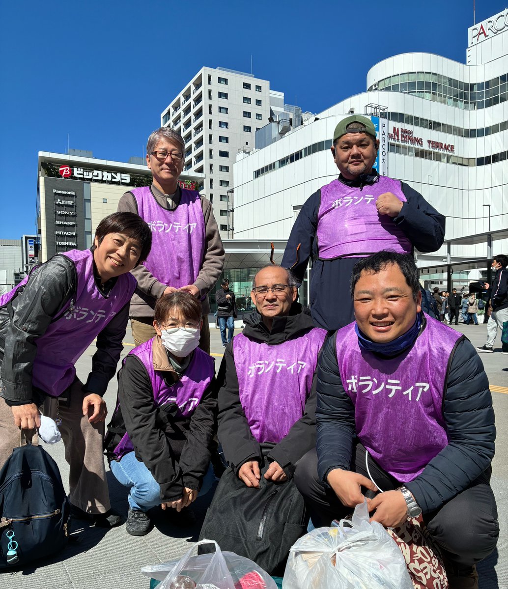 nobu_koguchi's tweet photo. 今回は調布駅周辺を清掃。駅前は比較的きれいでしたが、1プロック離れると植え込みにはゴミが散見され、自動販売機横のゴミ箱には、入りきらなかったペットボトルや缶が…😮‍💨
ゴミ袋2袋ですが、街をきれいにしました。

ご参加くださった皆さん、ありがとうございました。

#調布をアップデート #調布 #調布市　＃クリーン活動
