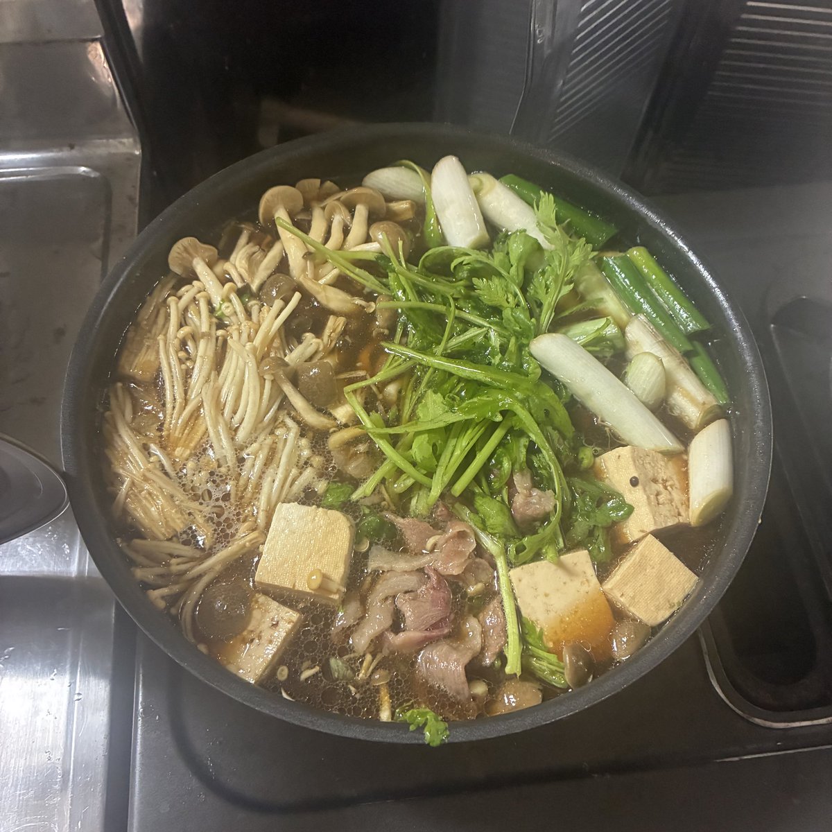 GMasa00's tweet photo. 夕飯。
おっさんの一人鍋シリーズ
（勝手にシリーズ化）
今回はすき焼きにしてみた。

ガスコンロのガ��買い忘れてた。
台所で作るしかない・・・
#ひとり飯
#自炊
#すき焼き https://t.co/VfRMJpmygJ