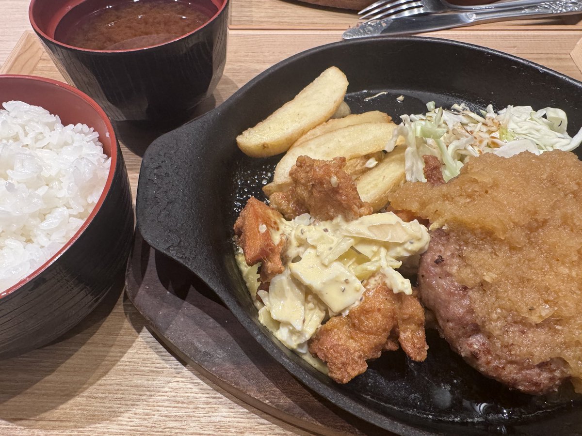 okachansakura's tweet photo. #岡山　#ハンバーグ　#WBC #面接　#体験
今日のご飯🍚
和風ハンバーグ🐮
定食🍴ふわふわ肉汁たっぷり🐮
美味しい😋😋😋
😾日曜日WBC⚾️選手のみなさまご苦労様です✨ペナントも頑張ってください😺
お仕事のみなさま頑張ってまいりましょうね😺 https://t.co/Ou6bUhAyLU