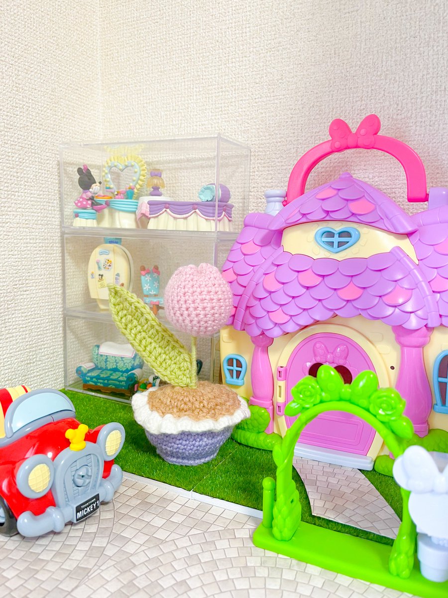 ina32m's tweet photo. 編み物歴2ヶ月のお友達からミニーの家カラーのチューリップもらった🌷
半年後にはお城編めるね、ありがとう🫂✨ https://t.co/7S1VV7sEMf