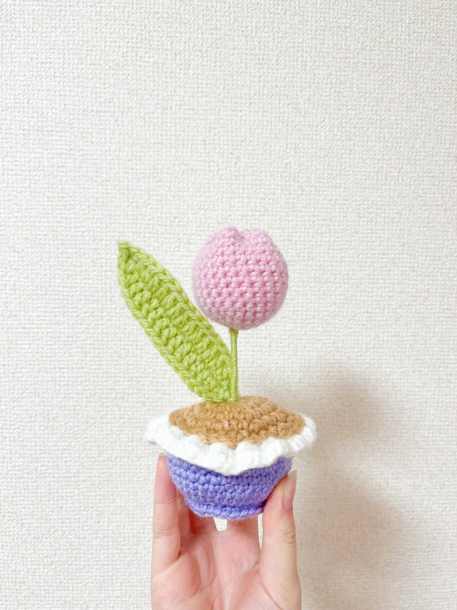 ina32m's tweet photo. 編み物歴2ヶ月のお友達からミニーの家カラーのチューリップもらった🌷
半年後にはお城編めるね、ありがとう🫂✨ https://t.co/7S1VV7sEMf