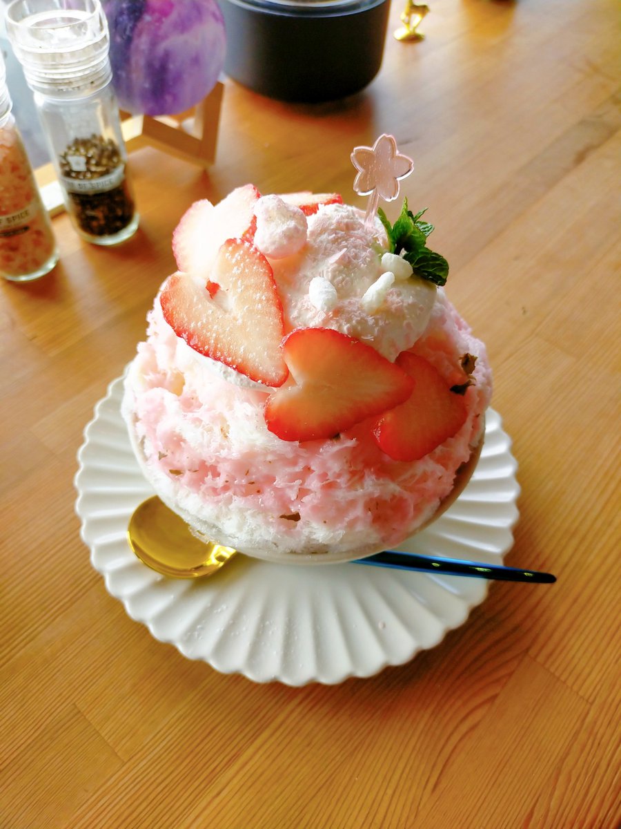 LEE8253's tweet photo. 山形県山形市蔵王大鳥居のすぐ側
Kiitos coffee さんのかき氷🍧
◇さくらといちご
桜スイーツ苦手な私
でも夢子ちゃんが作るかき氷なら大丈夫💗
食べすすめていくうちに
桜からだんだん苺になっていく
めっちゃ美味しい😍 https://t.co/HqHXQebbIk