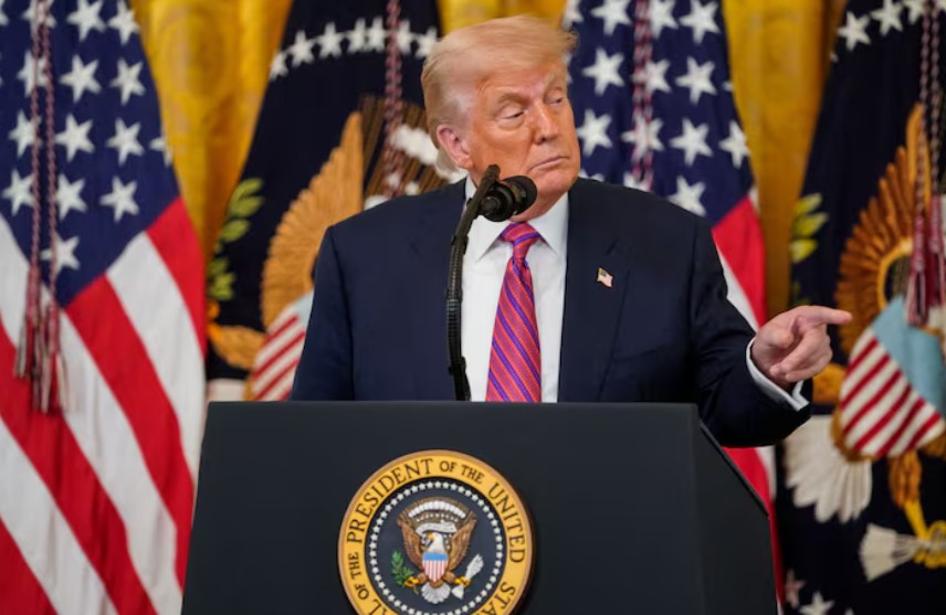 Trump ve oğulları, 5 milyon dolarlık WLFI token kilitleyen yatırımcılara “Süper Düğüm” programıyla öncelikli erişim ve oy hakkı verirken, aile ilk 6 ayda 460 milyon dolar kazandı. (Reuters)