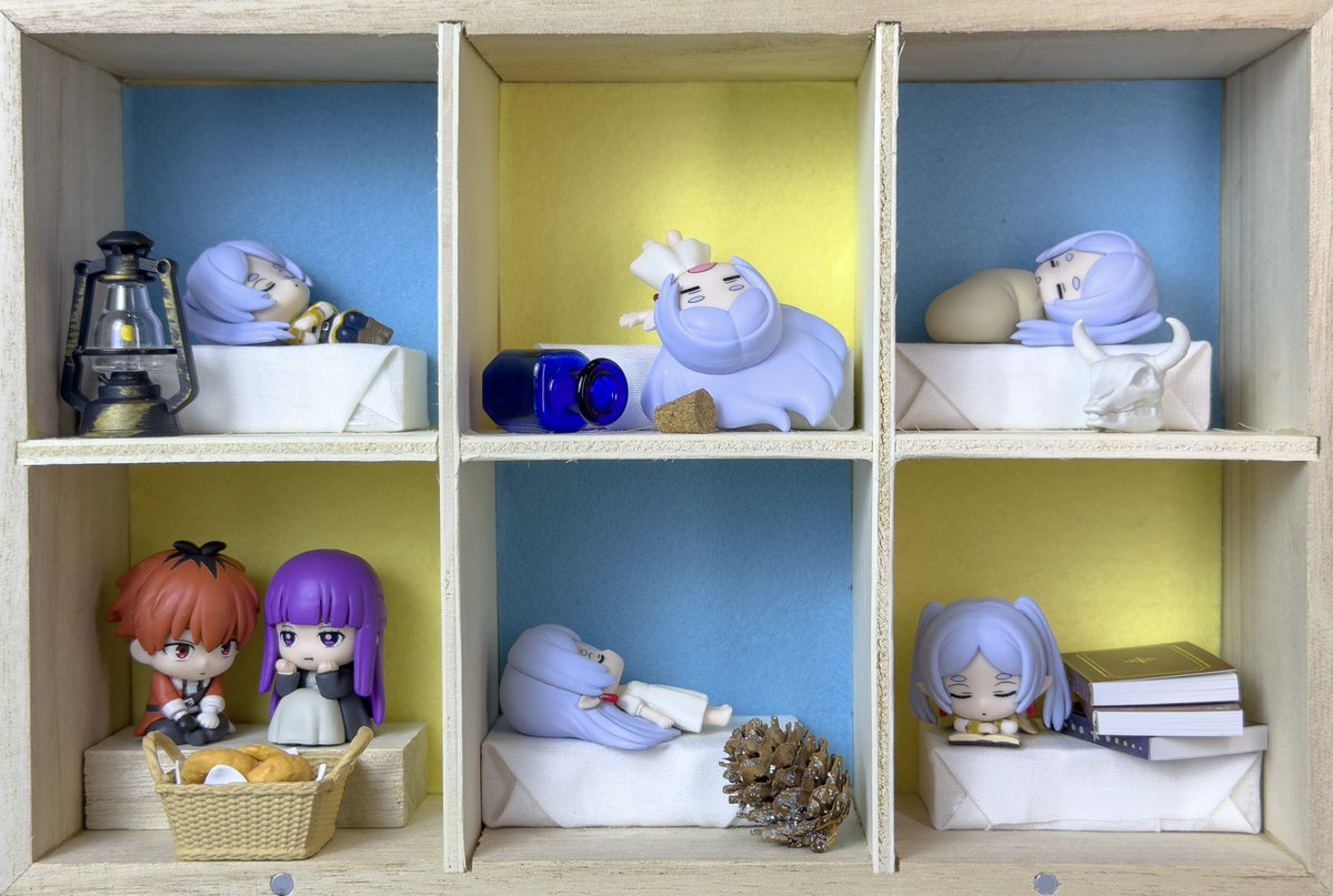 panpakapan327's tweet photo. フリーレンのねむらせ隊！
せっかくコンプしたのでお部屋風にアレンジディスプレイしてみた✨🏠

蓋付きで埃も気にならない🧹
めちゃお気に入り🌟 https://t.co/7yzS0iPSuP