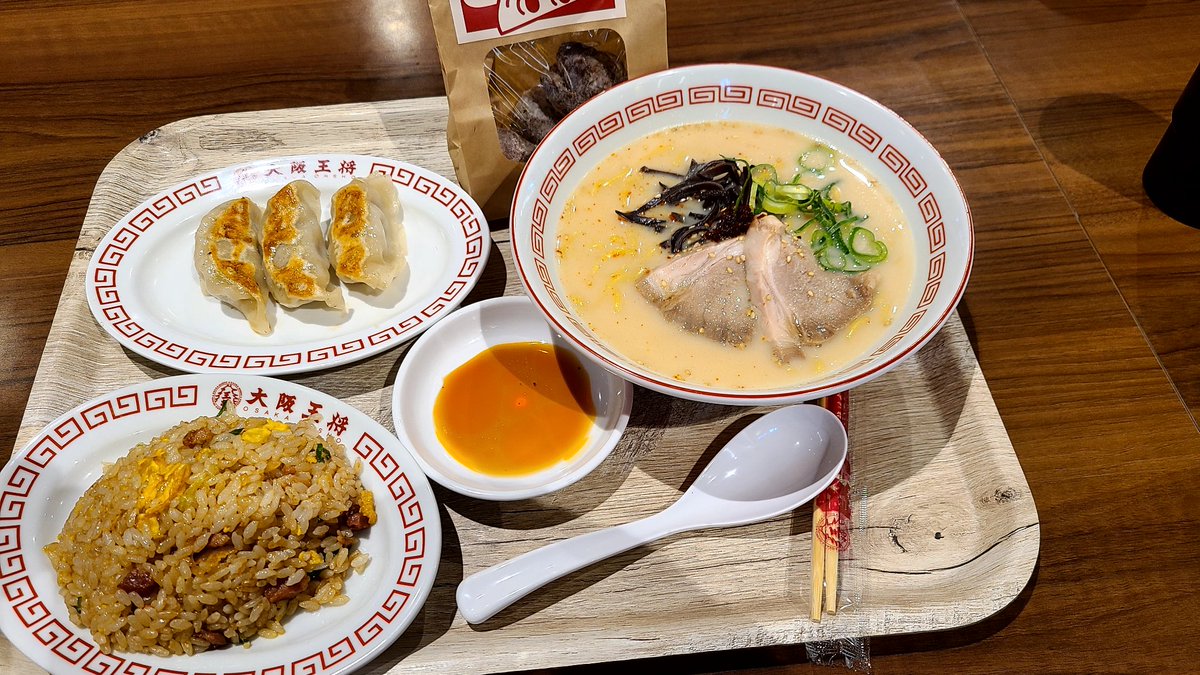 yossymomo1's tweet photo. 友達と色々愚痴りながら😅
大阪王将の王将とんこつラーメンセットを頂きましたごちそうさまでした🙏🥢 https://t.co/4RMlOB55xj