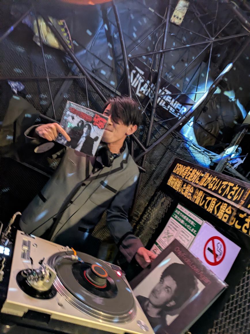 daizo0529's tweet photo. 水曜日はジェニ・ジェニのNew 7inch Single Release Party!でDJ。大好きなバンドのリリースパーティーでDJ出来たの凄く嬉しかったし、SHELTERの看板に自分の名前が書いてあるのも嬉しかった。幸せな1日でした。本当にありがとうございました��� https://t.co/LR7iRKbXc1