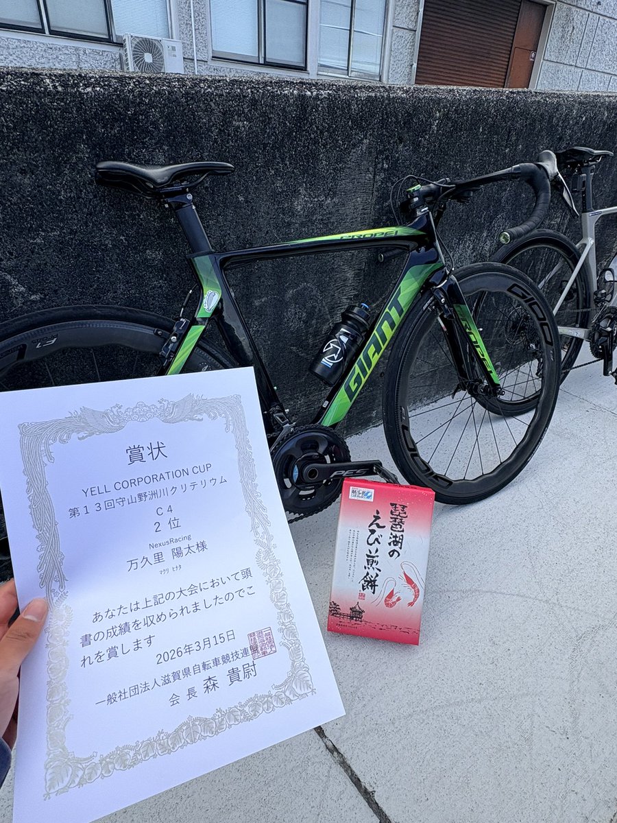 PROPEL_kamemusi's tweet photo. 野洲川クリテリウム C4  2位🥈
集団スプリント勝って片手上げれたのにゴールしてから1人逃げてることに気づく。
ハズカシイ
堺浜,西チャレ，はりちゅう，野洲川と3週間で4レースの自分にとってはハードスケジュールでしたが5位入賞と2位×3回と結果を残せて良かったです！ https://t.co/IA985HhHGe