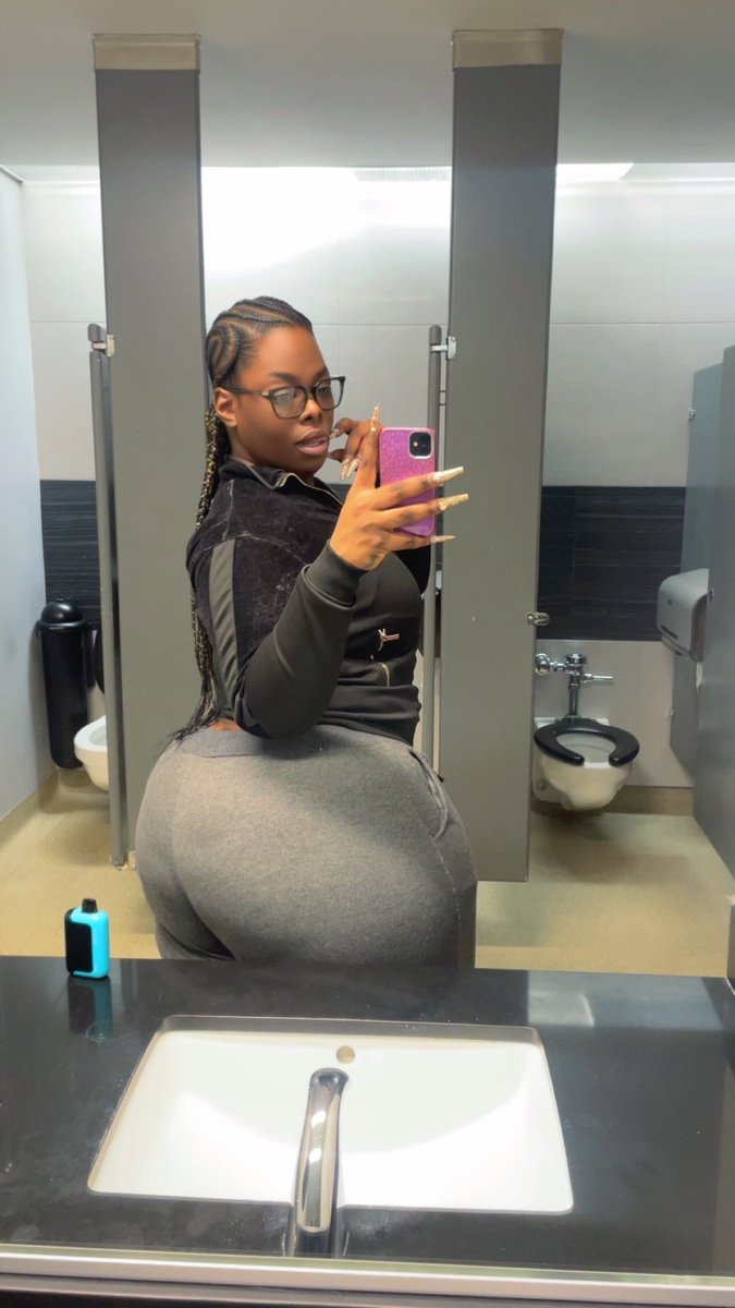 queencfromda6's tweet image. Just call me Maxine 😌💅🏾 #Goodmorning #nosleep #nightshift #Chanel #explorepage