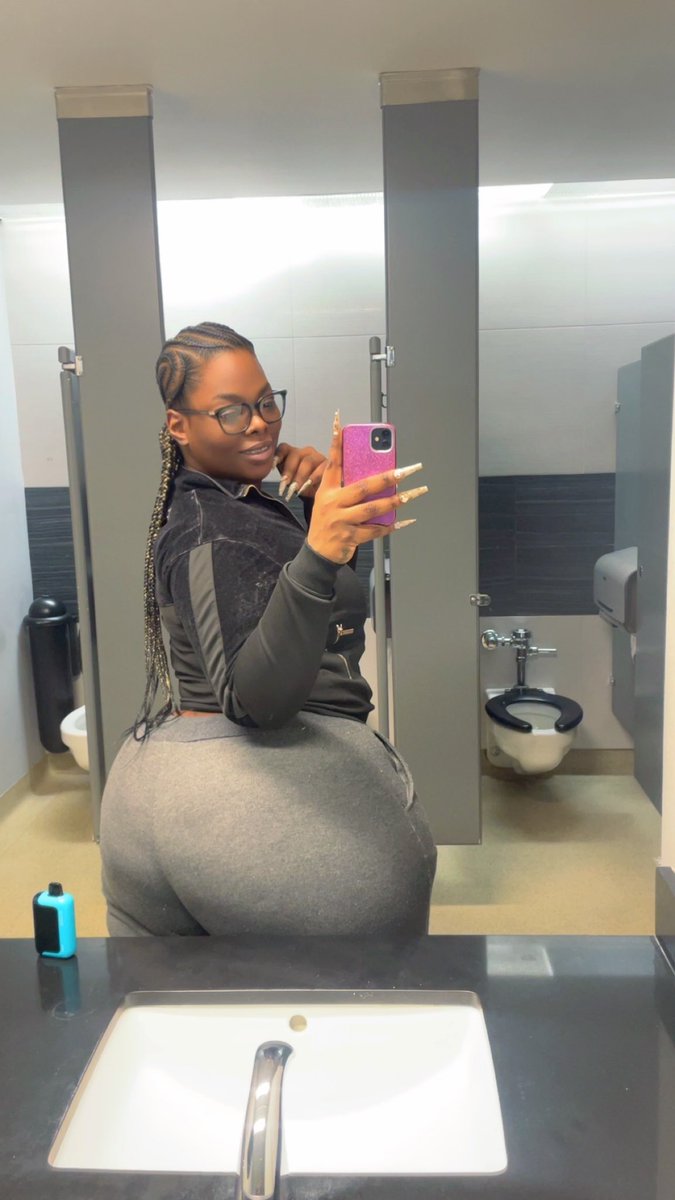 queencfromda6's tweet image. Just call me Maxine 😌💅🏾 #Goodmorning #nosleep #nightshift #Chanel #explorepage