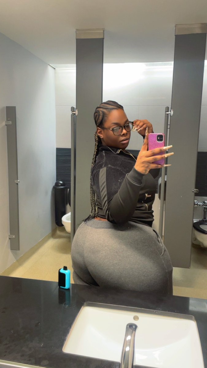 queencfromda6's tweet image. Just call me Maxine 😌💅🏾 #Goodmorning #nosleep #nightshift #Chanel #explorepage