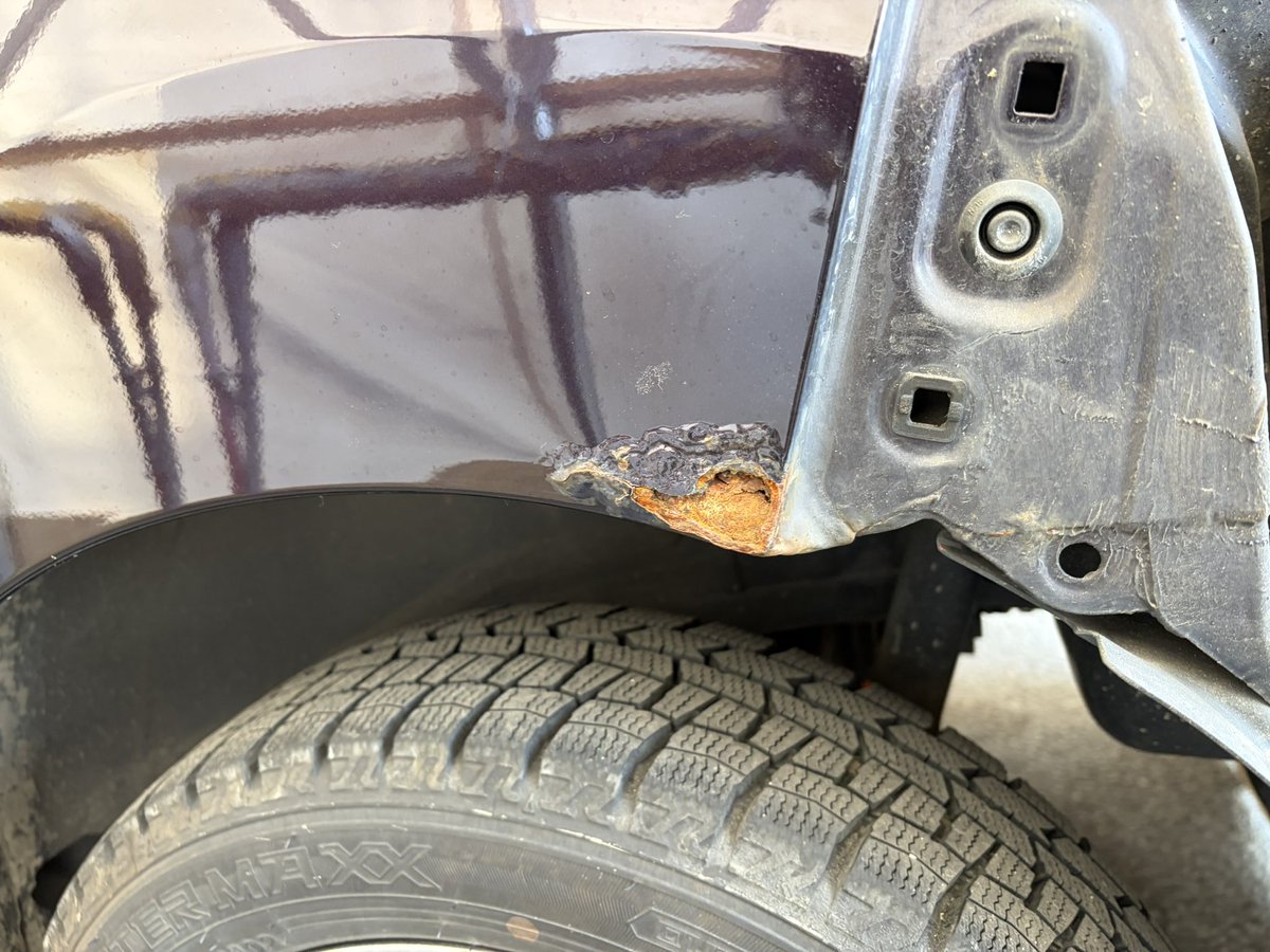 mobie_monkey's tweet photo. よくある軽自動車のプクプクサビシリーズ

表面のサビとって。
サビが無くなる所まで切り取って防錆剤ぬって乾かして。
鉄板切って整形して。

ここまでで3時間。あとは明日！
もっと早く進められたら良いのに、つい熱中しちゃう...😆 https://t.co/VRYiWpA4TQ