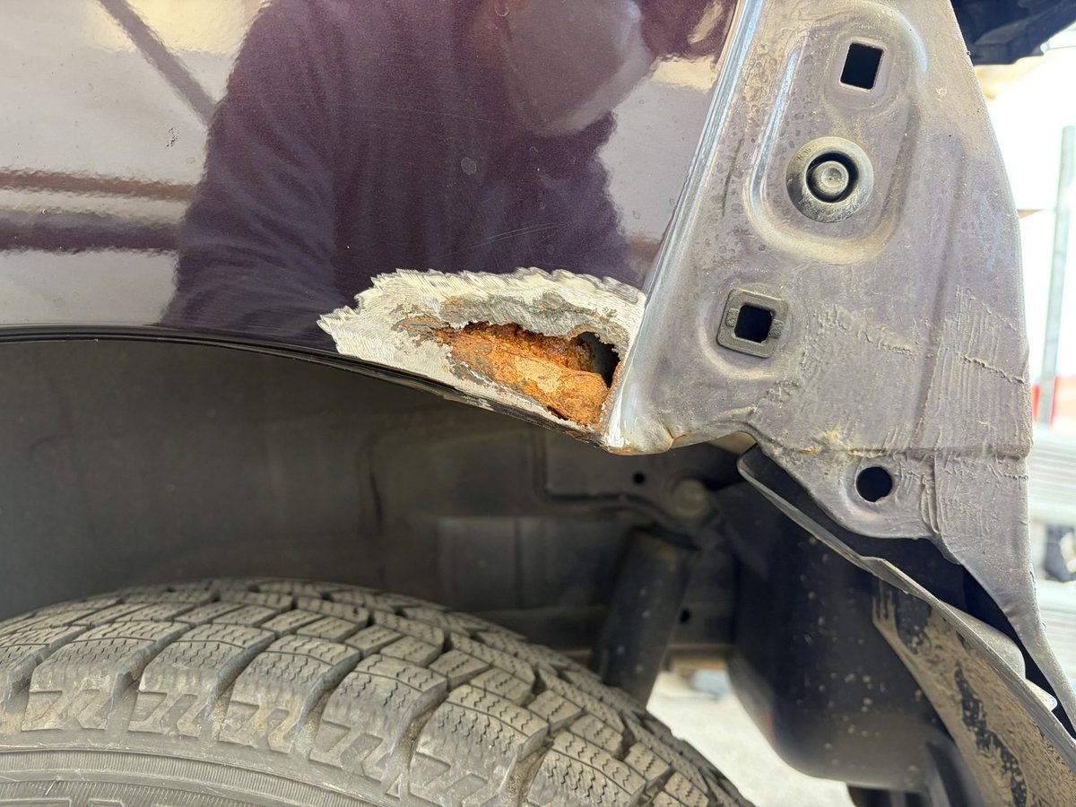 mobie_monkey's tweet photo. よくある軽自動車のプクプクサビシリーズ

表面のサビとって。
サビが無くなる所まで切り取って防錆剤ぬって乾かして。
鉄板切って整形して。

ここまでで3時間。あとは明日！
もっと早く進められたら良いのに、つい熱中しちゃう...😆 https://t.co/VRYiWpA4TQ