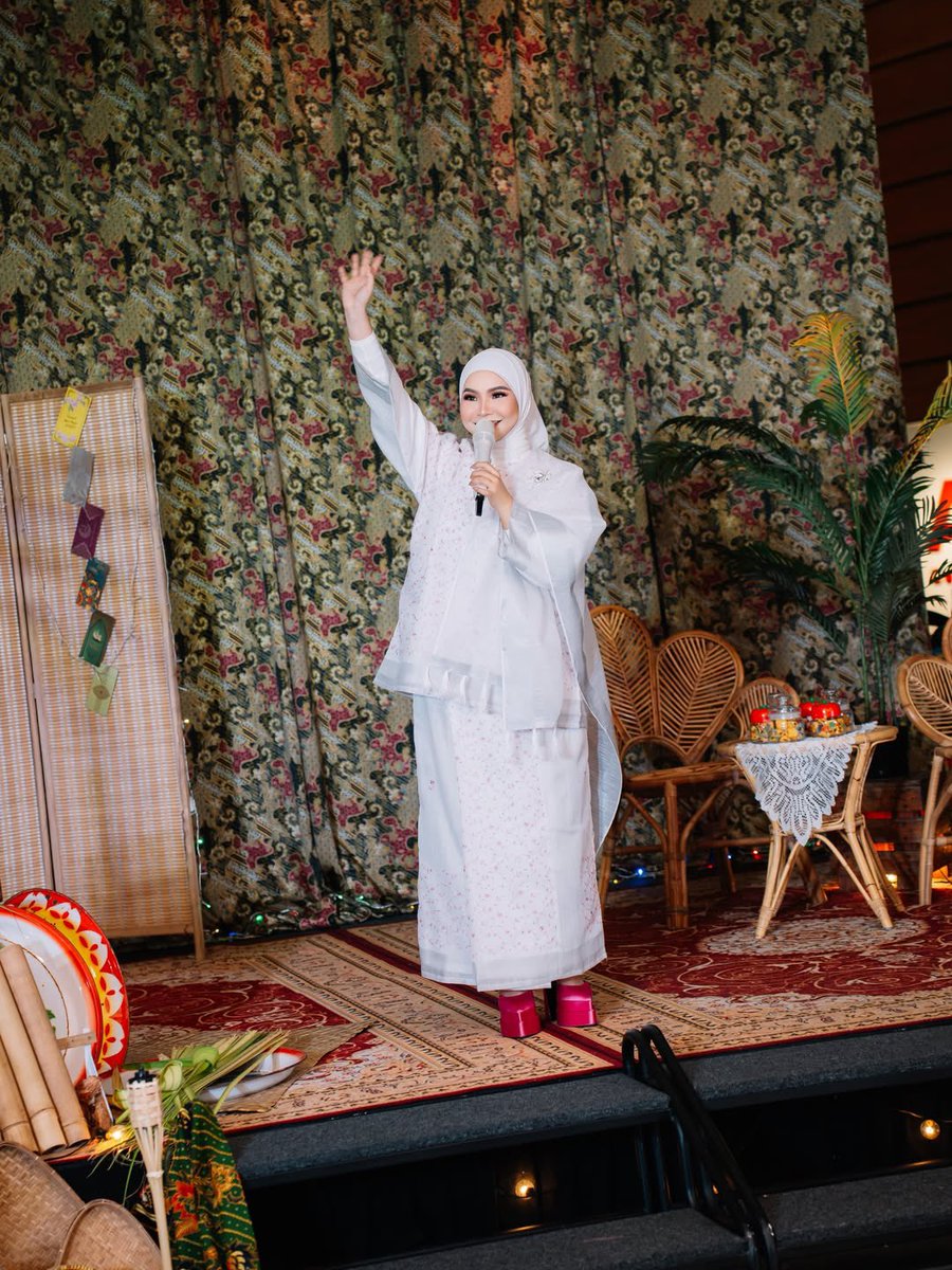 Aina Abdul looks super presidential in her latest post. #AinaAbdul