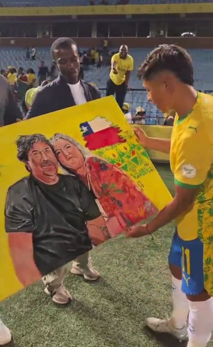 🚨𝐄𝐗𝐂𝐋𝐔𝐒𝐈𝐕𝐄: The Chilean maestro is moved! 🇨🇱✨

​Marcelo Allende received a custom tribute painting from a dedicated supporter. The artwork features his parents and the flag of Chile pure emotion for the Sundowns star.

​A "thank you" from the fans to the player. Total