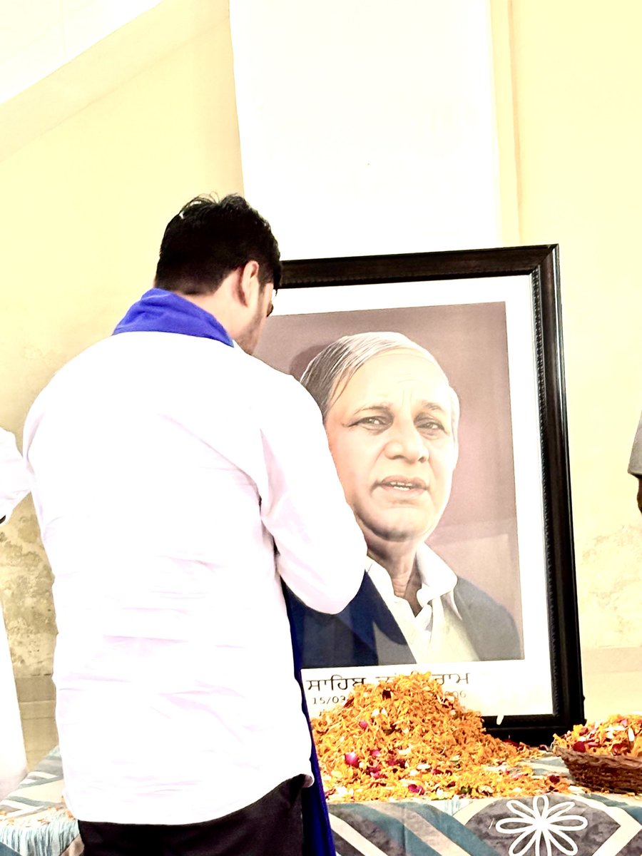 Manjeetsnotiyal's tweet photo. आज बहुजन नायक मान्यवर सहाब कांशीराम जी की जयंती पर भीम आर्मी जय भीम संगठन के राष्ट्रीय अध्यक्ष मनजीत सिंह नौटियाल मान्यवर सहाब कांशीराम जी के जन्म स्थल पहुँचे पहले श्रद्धांपूर्वक पुष्प अर्पित किये व सहाब की बहन हमारी माता तुल्य आदरणीय बिशन कौर जी का आशीर्वाद प्राप्त हुआ l 
*विशेष घोंषणा*:- बाबा सहाब डॉ भीमराव अम्बेडकर व मान्यवर सहाब मान्यवर सहाब कांशीराम जी का पूरा करने के लिए उनके बताये रास्ते पर चलकर उनकी तरह संघर्ष करते हुए बहुजन आन्दोलन को देश के हर घर हर गांव मे पहुंचाने के लिए साईकल बाईक यात्रा निकालने की घोंषणा की गई है अब साईकल बाईक से गांव गांव शहर शहर जाने का ऐलान हो चूका है l
(1) मान्यवर सहाब कांशीराम जी को भारत रत्न देने की केंद्र सरकार से अपील 
देश के कुछ नेता बहुजन आन्दोलन का मजाक बना रहे है उनको कहना चाहते है थोड़ा समय रुकिए हम बहुजन को जगाकर जल्द मान्यवर सहाब का सपना पूरा करेंगे l 
मान्यवर साहब कांशीराम जी आपकी सोच पर पहरा देंगे ठोक कर
#BahujanMovement #BahujanSamaj #BahujanVoice #BahujanEkta
