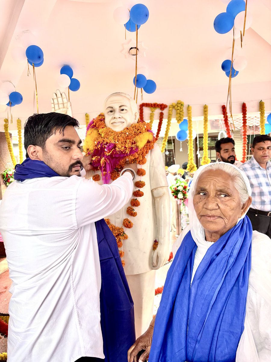 Manjeetsnotiyal's tweet photo. आज बहुजन नायक मान्यवर सहाब कांशीराम जी की जयंती पर भीम आर्मी जय भीम संगठन के राष्ट्रीय अध्यक्ष मनजीत सिंह नौटियाल मान्यवर सहाब कांशीराम जी के जन्म स्थल पहुँचे पहले श्रद्धांपूर्वक पुष्प अर्पित किये व सहाब की बहन हमारी माता तुल्य आदरणीय बिशन कौर जी का आशीर्वाद प्राप्त हुआ l 
*विशेष घोंषणा*:- बाबा सहाब डॉ भीमराव अम्बेडकर व मान्यवर सहाब मान्यवर सहाब कांशीराम जी का पूरा करने के लिए उनके बताये रास्ते पर चलकर उनकी तरह संघर्ष करते हुए बहुजन आन्दोलन को देश के हर घर हर गांव मे पहुंचाने के लिए साईकल बाईक यात्रा निकालने की घोंषणा की गई है अब साईकल बाईक से गांव गांव शहर शहर जाने का ऐलान हो चूका है l
(1) मान्यवर सहाब कांशीराम जी को भारत रत्न देने की केंद्र सरकार से अपील 
देश के कुछ नेता बहुजन आन्दोलन का मजाक बना रहे है उनको कहना चाहते है थोड़ा समय रुकिए हम बहुजन को जगाकर जल्द मान्यवर सहाब का सपना पूरा करेंगे l 
मान्यवर साहब कांशीराम जी आपकी सोच पर पहरा देंगे ठोक कर
#BahujanMovement #BahujanSamaj #BahujanVoice #BahujanEkta