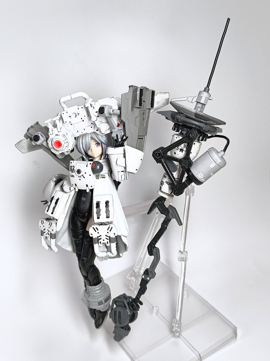 kARAGE_gARAGE's tweet photo. 【察機＝オービタル [VOYAGER] 】

上部に接続された観測ユニットにより，さらなる演算能力が附加されたシスター。
局地での運用に耐える白いオーバーサイズのパーカーが特徴的。

「200座標先，敵機捉えました。」

#第3回30MS選抜オーディション (1/3)
(パーカー部分は30mmのマントから作成) https://t.co/xnj4Ix6aFk