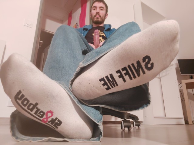 Feetkiff3r's tweet photo. With clothes on, wanna take them off ? #GayFeet #GaySocks #GayDick
@sk8erboy_com https://t.co/L4Dd9ngWYA