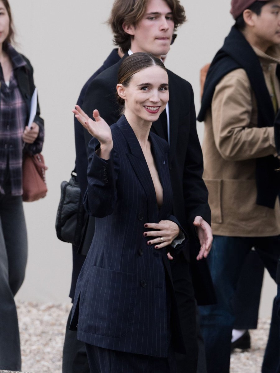 eBGuC279ieWYYMP's tweet image. #1日1ルーニー・マーラ

前世でどれだけ徳を積めば、ルーニーに手を振って貰えるんですか❓🙋‍♀️💞

#Givenchy