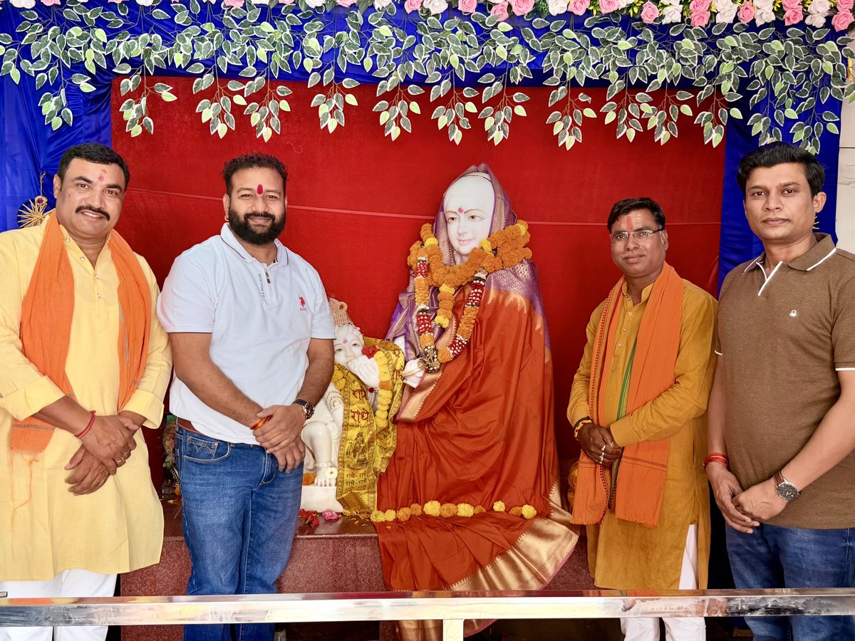 AmitSahuBjp's tweet photo. भक्त कर्मा माता की जय
आज साहू समाज की कुलदेवी संत शिरोमणि भक्त माता कर्मा जी के जयंती के अवसर पर रायपुर साहू समाज के जिला कार्यालय कर्मा धाम में माता कर्मा जी को पुष्पांमाला अ��्पित कर प्रणाम कर आशीर्वाद लिया…!
आप सभी सामाजिकजनों को भक्त कर्मा माता जयंती की बहुत बहुत बधाई एवं शुभकामनाएँ…!