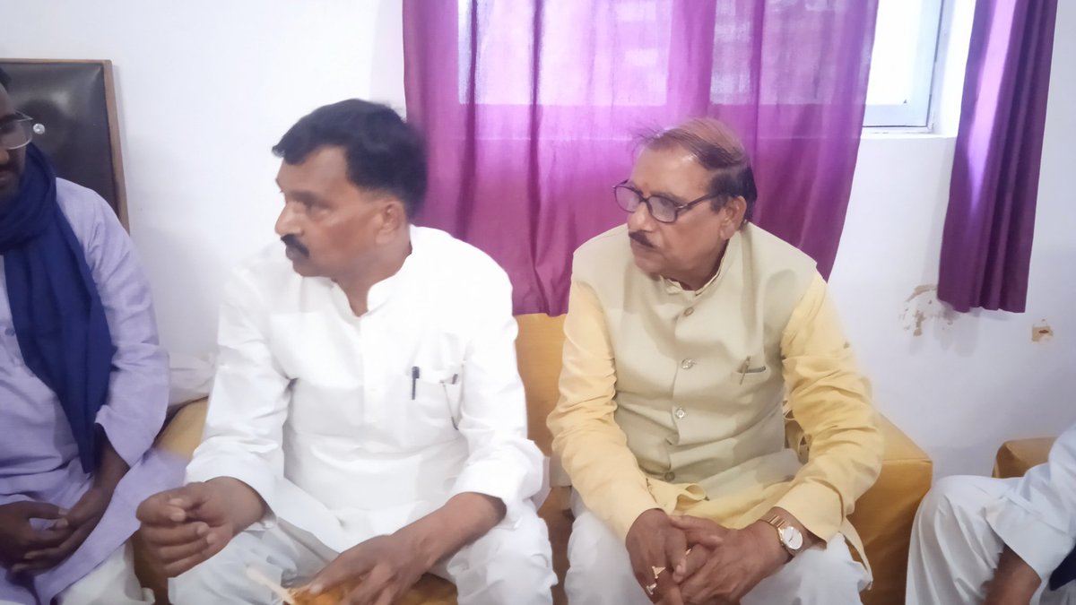 amitabhanilINC's tweet photo. माननीय सांस��� श्री राकेश राठौर जी से आज जिला अध्यक्ष श्री सुनील राम के साथ गाजीपुर में मुलाकात। 
@INCUttarPradesh 
@RahulGandhi ji
@Rakeshrathore44 ji
@kashikirai ji
@avinashpandeinc ji https://t.co/T7RebShGZJ