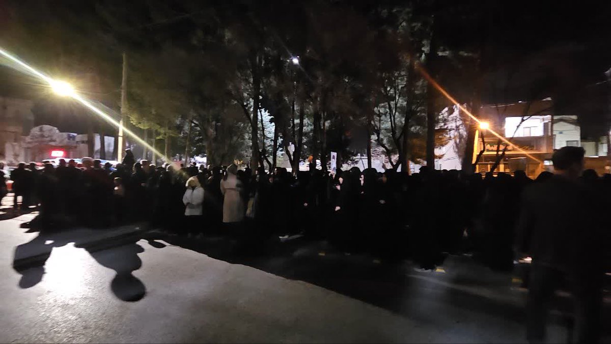 ندانی که ایران نشست من است
جهان سر به زیر دست من است

هنر نزد ایرانیان است و بس
ندادند شیر ژیان را به کس

همه یکدلانند و یزدان شناس
به نیکی ندارند از بد هراس

دریغ است ایران که ویران شود
کنام پلنگان و شیران شود

#تا_پای_جان_برای_ایران 
#مردم_متحد
