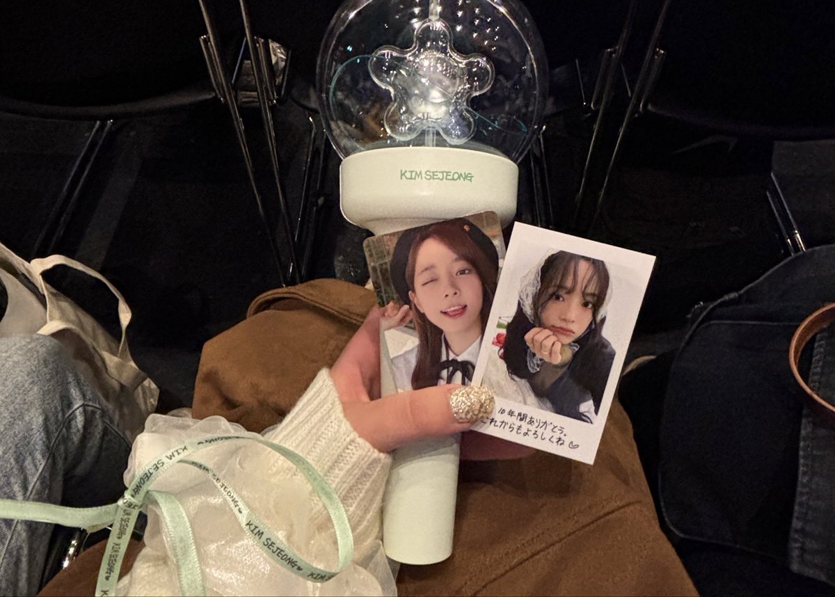 riiitzuuu's tweet photo. 私が泣いてたときに、隣のセサンの方がティッシュを差し出してくれたの(;_;)ご本人には届かないかもしれないけど、幸せな思い出をより温かい記憶にしてくれてありがとうございます😭たぶん海外の方かな、とっても素敵な方だった😌 https://t.co/a9TYzDqRWg