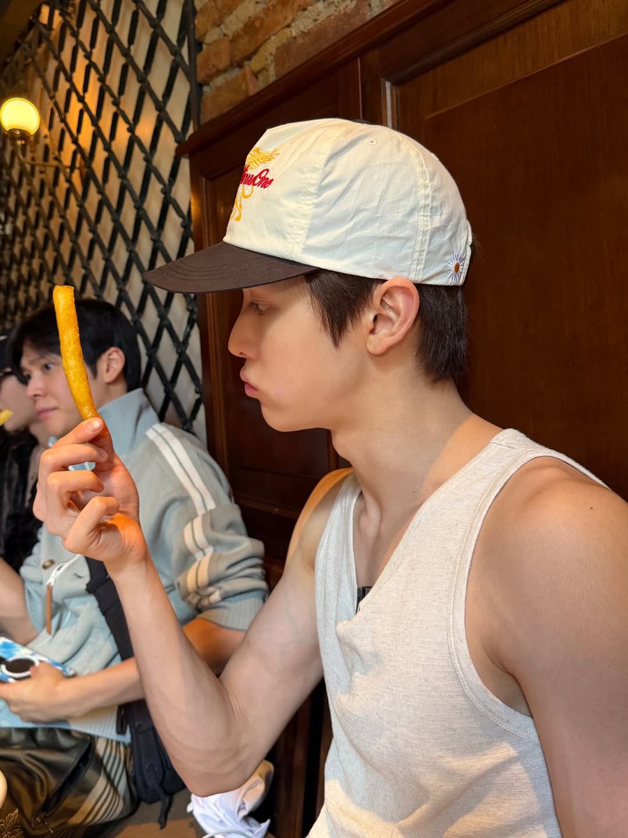 รูปนี้น่ะ กรุไม่รู้จะเขินใครดีระหว่างอึนซอกกับซองชาน ก่อนจะชอบใครให้รอดูเพื่อนเขาก่อนจริงๆ แม่