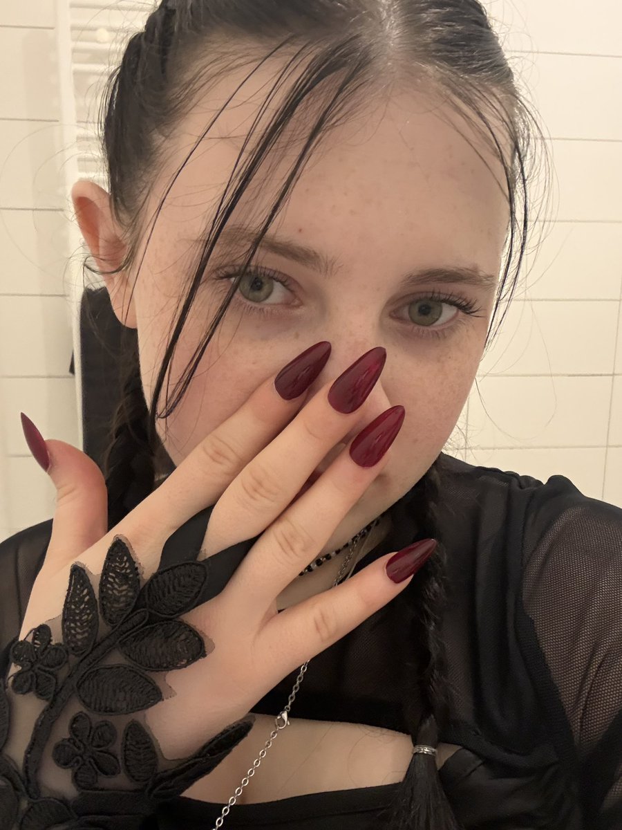 lisette.lena tweet media