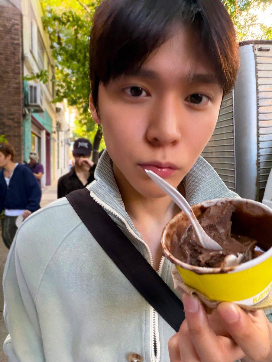 ชิมไหม แต่ว่าจะหมดแล้ว ไม่ได้หวงนะ แบ่งได้ แต่คำเล็กๆได้ไหม กินคำใหญ่ๆไม่อร่อยหรอก แค่แนะนำเฉยๆนะ แต่เหลือนิดเดียวเอง