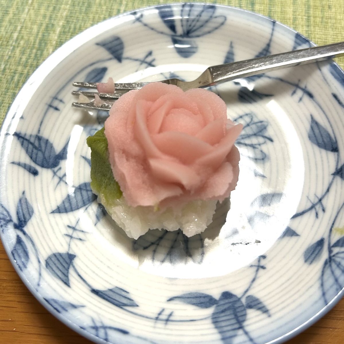 akori's tweet photo. ほう？
美しい花ってぇのは、美味いんだなあ。 https://t.co/LrCPtFN3BY
