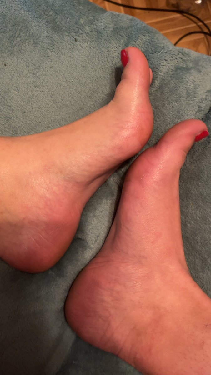 GlamySecretoff's tweet photo. Ce n’est qu’une photo imagine ce que certains sont prêts à faire pour un peu plus.

#moneyslave #paypig #findom #footfetish #footslave https://t.co/XdeA6VmU5n