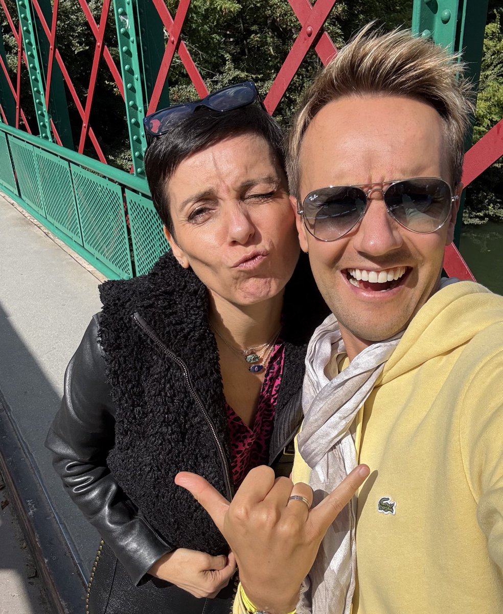 couzouille's tweet photo. 15 mars. 
L’une de ces deux personnes fête aujourd’hui son anniversaire et c’est le soleil de ma vie ☀️💛⭐️✨🐥🥂
(J’ai fini par m’habituer au fait qu’il avait pris toute la photogénie). 
Joyeux anniversaire @cyrilferaud et aux 41 prochaines années (minimum) avec toi 🤗❤️ https://t.co/JbK82jt5u9