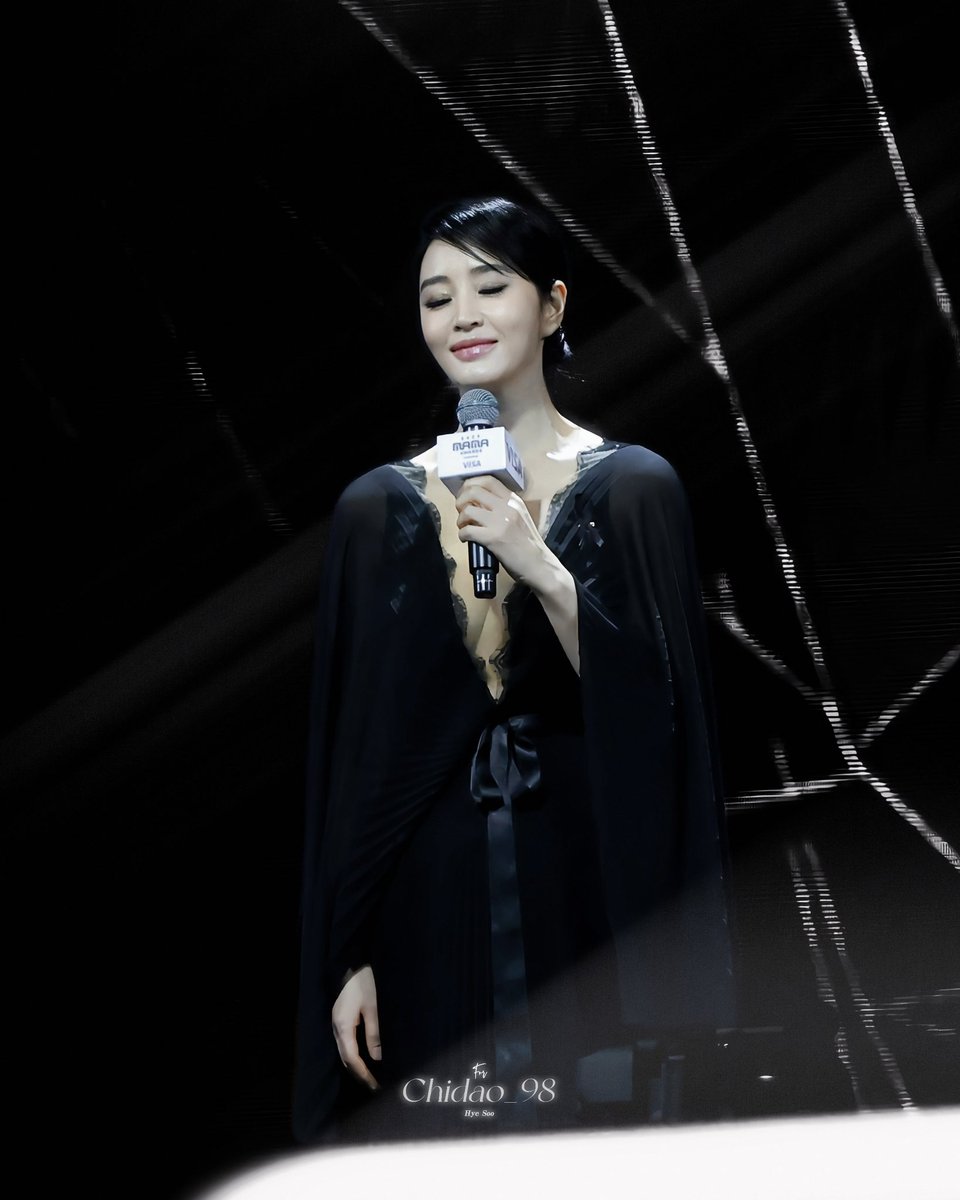 2HAN412's tweet photo. 𝙃𝙖𝙥𝙥𝙮 𝟒𝟎𝙩𝙝 𝙙𝙚𝙗𝙪𝙩 𝙖𝙣𝙣𝙞𝙫𝙚𝙧𝙨𝙖𝙧𝙮 𝘵𝘰 
𝑲𝒊𝒎 𝑯𝒚𝒆 𝑺𝒐𝒐🫶🏻
The camera catches every moment with you,
Just focus on this moment,
the light in our eyes for you
shines brighter than all the neon lights.💫

#KimHyeSoo #김혜수 
/Fancam by me https://t.co/OEYdxIsYWv