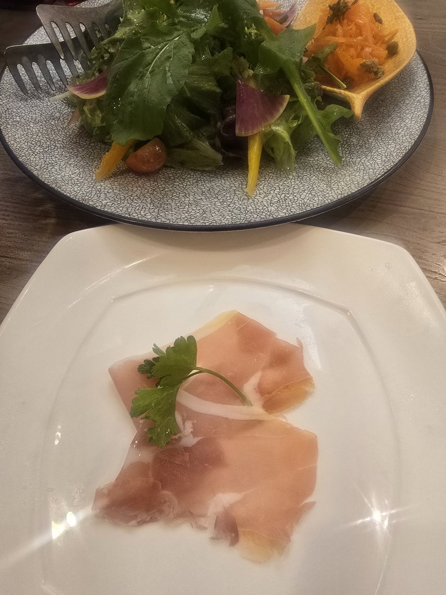 ハシル tweet media