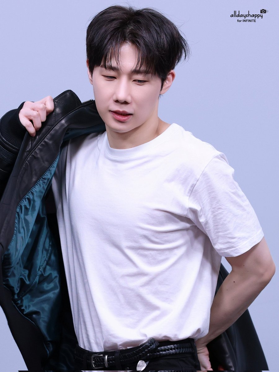 alldayshappy1's tweet photo. 260315 김성규 "OTM" 디어마이뮤즈 2차
흰 반팔티, 검정 가죽자켓 성규는 💝
#김성규 #KIMSUNGKYU #인피니트 #INFINITE #OFF_THE_MAP #OTM https://t.co/QjMyrwpLA8