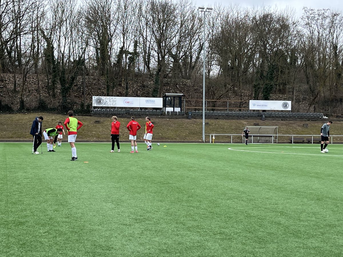 Alle hassen Jakob (Handy im Block) tweet media