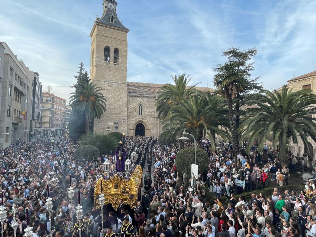 NazarenoCR's tweet photo. ✝️ El Domingo de Pasión que se conmemora este próximo 22 de marzo contará por primera vez con tribunas de acceso libre en la Plaza Mayor y con sillas gratuitas a lo largo del Paseo del Prado. 

#NazarenoCR https://t.co/njby0cDy8B