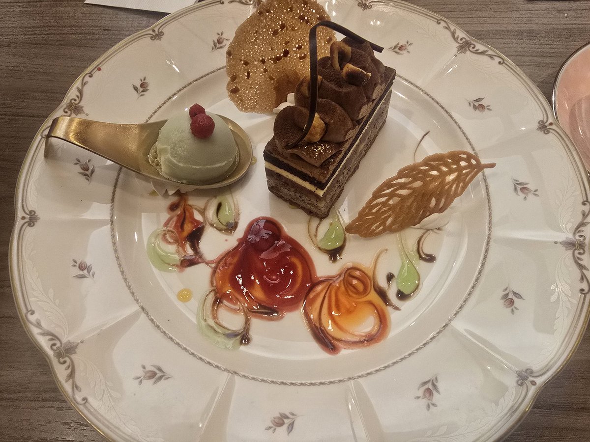 ハシル tweet media