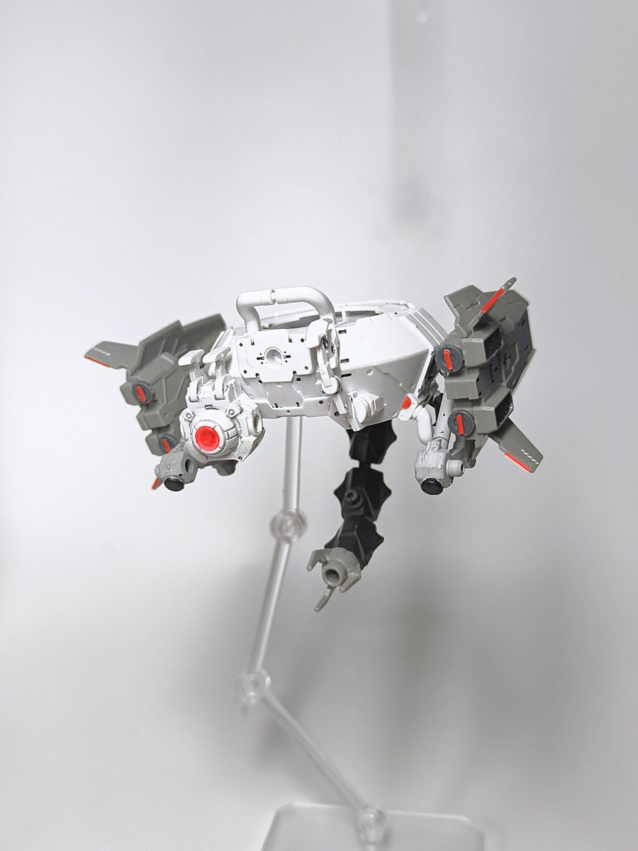 kARAGE_gARAGE's tweet photo. 上部の帽子状の観測機器は蛇腹状のアームにより背部から接続され，単体でのサポートメカとしての機能も備えている。
(2/3) https://t.co/1c4RHqzZ6l