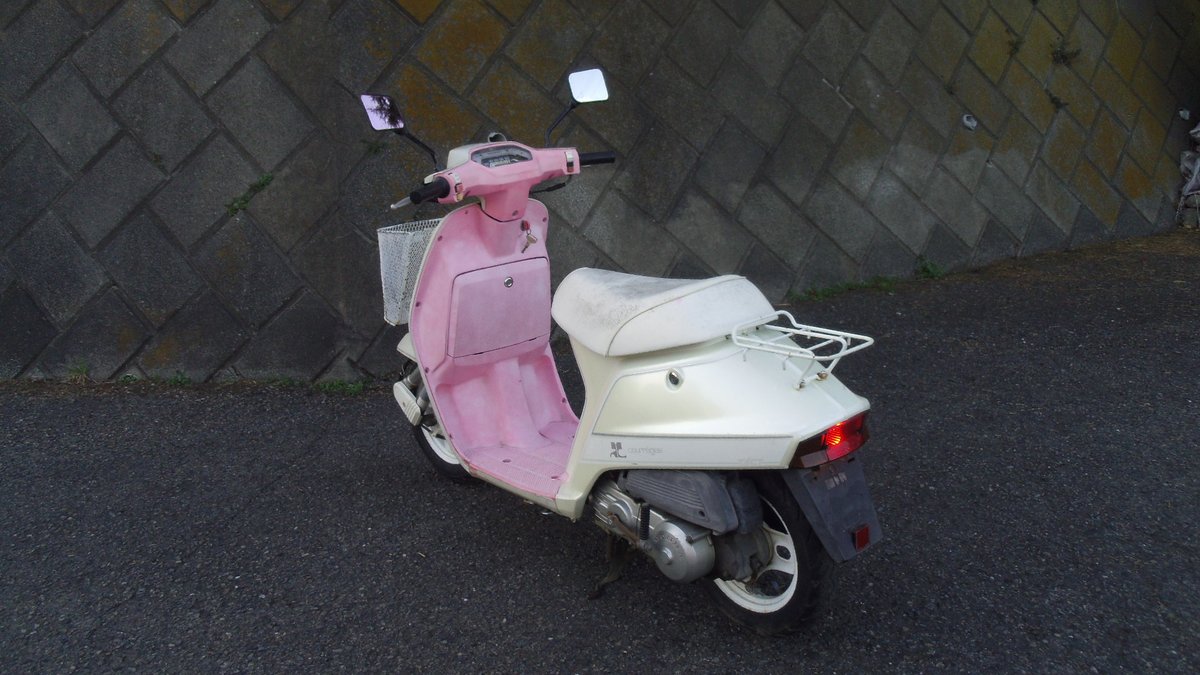 UrfBike's tweet photo. ＵＲＦ店長：太田です。

お客さまからの委託出品車の紹介です。
懐かしい昭和のスクーター、クレージュタクトです。
４０年以上前のレトロな２サイクルスクーターで
ヤフオクに出品中です。

クレージュタクト（ＡＦ０９）エンジン始動と車体状態確認動画 https://t.co/No7dg5kxDn @YouTube https://t.co/XIofFYXaRy