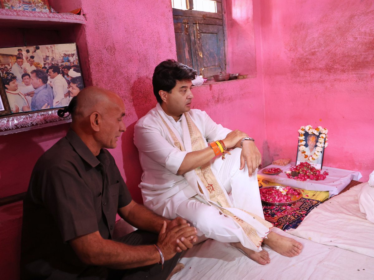 Officejmscindia's tweet photo. केंद्रीय मंत्री श्री @JM_Scindia जी ने म्याना में श्री केके भार्गव जी के पूज्य पिताजी जी स्वर्गीय डॉ. राजकुमार ऋषीश्वर जी के निधन उपरांत आज उनके निवास पहुंचकर शोकाकुल परिजनों से भेंट कर अपनी शोक संवेदनाएं व्यक्त कीं। https://t.co/xNBcjMWrR2