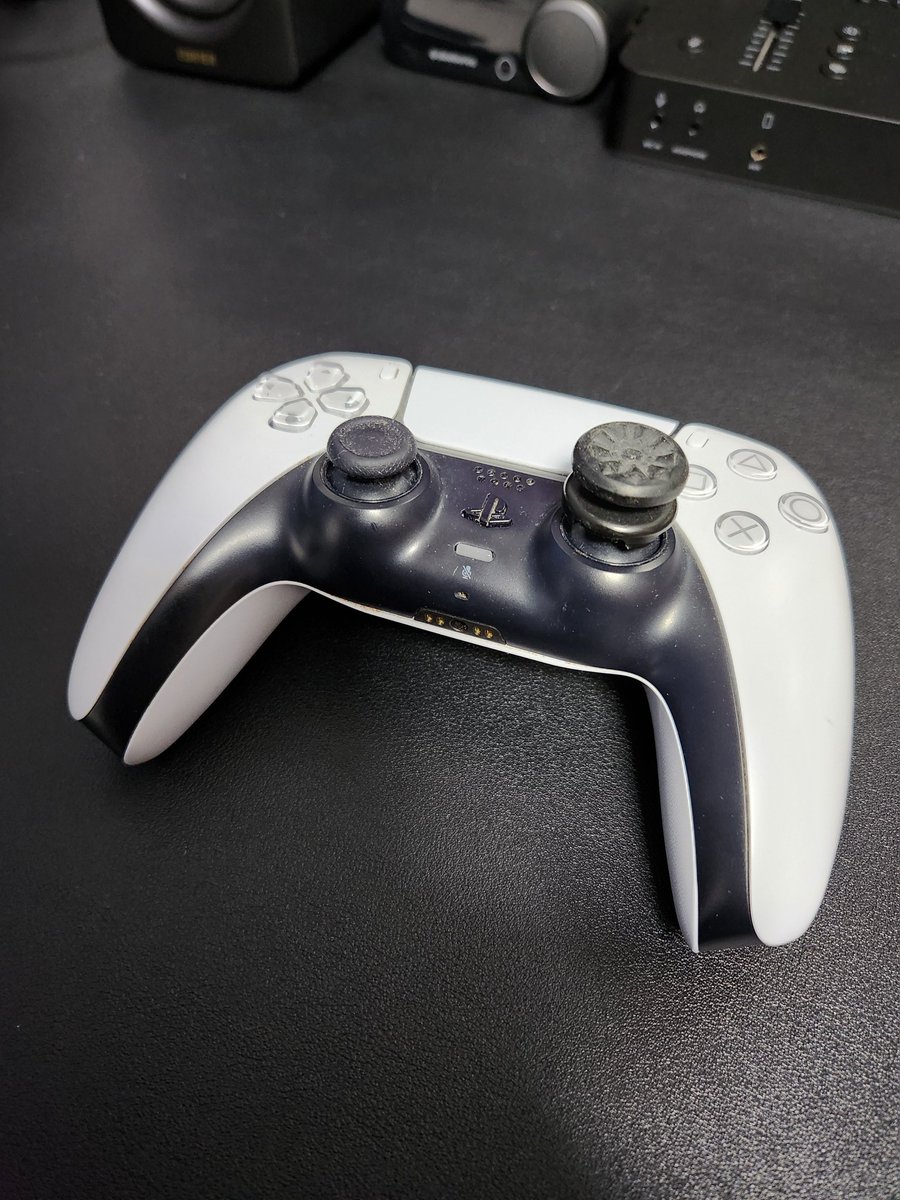 PROに買い替えて
前のPS5を母に渡した時
PROについてた新品のDualSenseをあげたんだけど

理由は
今DualSense Edge使ってるってのもあるけど

APEXにハマってた時に
フリークつけてて
撃ち合いになったら
力入り過ぎて
フリーク飛ばしちゃうから
接着剤でつけちゃったｗ

だからですｗ