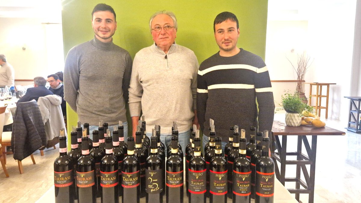 Vinodabere's tweet photo. PERILLO FESTEGGIA LE PRIME VENTICINQUE VENDEMMIE DEL SUO TAURASI
#taurasi #irpinia #perillo #vinodabere #aglianico
https://t.co/IP08gVWHZz https://t.co/0EkUbQekux