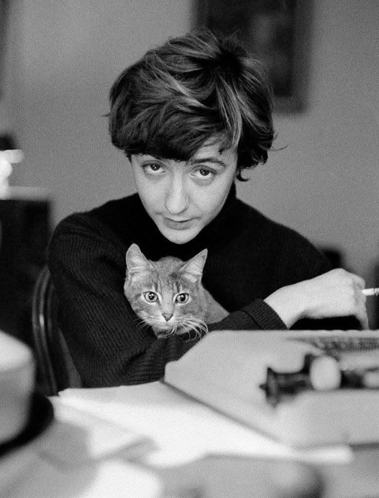 "La liberté de penser, et de mal penser et de penser peu, la liberté de choisir moi-même ma vie, de me choisir moi-même. Je ne peux dire « d’être moi-même » puisque je n’étais rien qu’une pâte modelable, mais celle de refuser les moules. "
Françoise Sagan