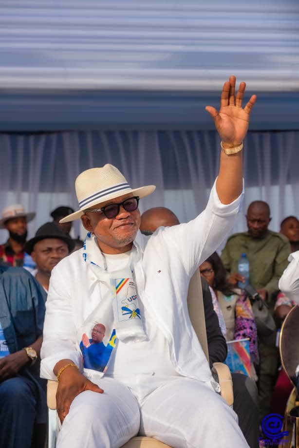 CivuadiKalanga's tweet photo. *Kinshasa – Commune de Lemba. Le terrain MEFFE a connu une mobilisation populaire exceptionnelle où plus de 10 000 citoyens se sont rassemblés pour écouter l’intervention très attendue de l’Honorable @kazadi_peter 

Dans une atmosphère électrique, marquée par les chants, les applaudissements et une forte présence de la jeunesse, la foule a réservé un accueil triomphal à l’ancien ministre, venu partager sa lecture de la situation politique et institutionnelle du pays.

*Un discours de fermeté sur la souveraineté nationale*

Prenant la parole sous les acclamations, l’Honorable Peter Kazadi a d’abord abordé la situation sécuritaire dans l’Est de la République démocratique du Congo, dénonçant ce qu’il a qualifié de complicités internes ayant, par le passé, facilité l’ingérence étrangère dans les affaires du pays.

Il a appelé les Congolais à faire preuve de patriotisme et de vigilance, estimant que la défense de la souveraineté nationale constitue un devoir collectif.

Selon lui, l’histoire récente de la RDC doit servir de leçon, afin d’éviter que les intérêts du pays ne soient à nouveau compromis par des alliances contraires à l’intérêt national.

*Une mise en lumière des réalisations de Félix Tshisekedi, Président de la République*

Dans la suite de son intervention, l’orateur a invité ses électeurs à comparer les dix-huit années de pouvoir de Joseph Kabila avec les quelques années de gouvernance de Félix Tshisekedi, en se fondant sur les résultats concrets et les réalisations visibles.

En interaction avec la population présente, plusieurs réalisations attribuées au Président Félix Tshisekedi ont été évoquées, notamment la construction d’écoles, d’universités et de routes à travers le pays.

*Une initiative citoyenne pour réexaminer la Constitution*

L’un des moments forts du meeting a été l’annonce d’une initiative citoyenne visant à recueillir 100 000 signatures afin d’ouvrir un débat national sur la révision de la Constitution.

L’Honorable Peter Kazadi a expliqué que les institutions doivent évoluer afin de mieux correspondre aux réalités politiques, sociales et sécuritaires de la République démocratique du Congo.

Dans ce cadre, il a annoncé avoir identifié dix critiques majeures à formuler à l’encontre de l’actuelle Constitution, lesquelles feront l’objet d’une présentation détaillée dans les prochains jours afin d’alimenter le débat public.

Selon lui, cette démarche s’inscrit dans la volonté de renforcer l’efficacité de l’État, consolider la souveraineté nationale et adapter les institutions aux défis contemporains du pays.

*Une mobilisation populaire significative*

La mobilisation observée au terrain MEFFE illustre la forte capacité de rassemblement de l’Honorable Peter Kazadi, ainsi que l’intérêt croissant de la population kinoise pour les débats politiques et institutionnels.

Pour de nombreux participants, ce meeting constitue un moment de prise de conscience collective, dans un contexte où les enjeux sécuritaires, économiques et institutionnels occupent une place centrale dans l’avenir du pays.

*Au terme de cette rencontre, un message semble avoir dominé l’ensemble des interventions :*

l’avenir de la République démocratique du Congo doit être construit avec la participation active du peuple congolais et dans le respect de sa souveraineté.
@AugustinKabuyaT @fatshi13_ @IvanKazadi4