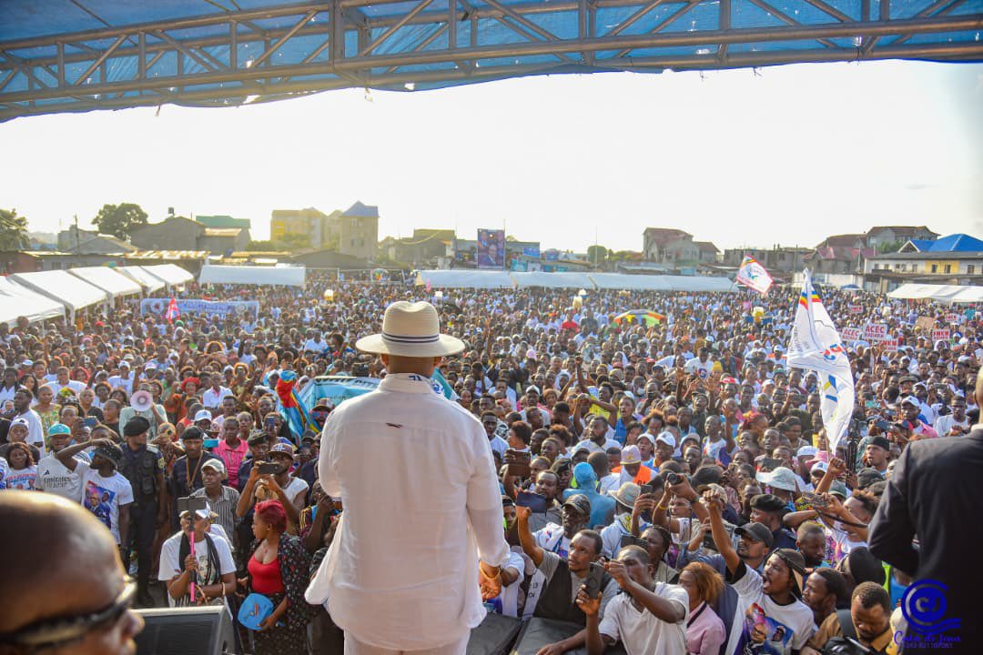 CivuadiKalanga's tweet photo. *Kinshasa – Commune de Lemba. Le terrain MEFFE a connu une mobilisation populaire exceptionnelle où plus de 10 000 citoyens se sont rassemblés pour écouter l’intervention très attendue de l’Honorable @kazadi_peter 

Dans une atmosphère électrique, marquée par les chants, les applaudissements et une forte présence de la jeunesse, la foule a réservé un accueil triomphal à l’ancien ministre, venu partager sa lecture de la situation politique et institutionnelle du pays.

*Un discours de fermeté sur la souveraineté nationale*

Prenant la parole sous les acclamations, l’Honorable Peter Kazadi a d’abord abordé la situation sécuritaire dans l’Est de la République démocratique du Congo, dénonçant ce qu’il a qualifié de complicités internes ayant, par le passé, facilité l’ingérence étrangère dans les affaires du pays.

Il a appelé les Congolais à faire preuve de patriotisme et de vigilance, estimant que la défense de la souveraineté nationale constitue un devoir collectif.

Selon lui, l’histoire récente de la RDC doit servir de leçon, afin d’éviter que les intérêts du pays ne soient à nouveau compromis par des alliances contraires à l’intérêt national.

*Une mise en lumière des réalisations de Félix Tshisekedi, Président de la République*

Dans la suite de son intervention, l’orateur a invité ses électeurs à comparer les dix-huit années de pouvoir de Joseph Kabila avec les quelques années de gouvernance de Félix Tshisekedi, en se fondant sur les résultats concrets et les réalisations visibles.

En interaction avec la population présente, plusieurs réalisations attribuées au Président Félix Tshisekedi ont été évoquées, notamment la construction d’écoles, d’universités et de routes à travers le pays.

*Une initiative citoyenne pour réexaminer la Constitution*

L’un des moments forts du meeting a été l’annonce d’une initiative citoyenne visant à recueillir 100 000 signatures afin d’ouvrir un débat national sur la révision de la Constitution.

L’Honorable Peter Kazadi a expliqué que les institutions doivent évoluer afin de mieux correspondre aux réalités politiques, sociales et sécuritaires de la République démocratique du Congo.

Dans ce cadre, il a annoncé avoir identifié dix critiques majeures à formuler à l’encontre de l’actuelle Constitution, lesquelles feront l’objet d’une présentation détaillée dans les prochains jours afin d’alimenter le débat public.

Selon lui, cette démarche s’inscrit dans la volonté de renforcer l’efficacité de l’État, consolider la souveraineté nationale et adapter les institutions aux défis contemporains du pays.

*Une mobilisation populaire significative*

La mobilisation observée au terrain MEFFE illustre la forte capacité de rassemblement de l’Honorable Peter Kazadi, ainsi que l’intérêt croissant de la population kinoise pour les débats politiques et institutionnels.

Pour de nombreux participants, ce meeting constitue un moment de prise de conscience collective, dans un contexte où les enjeux sécuritaires, économiques et institutionnels occupent une place centrale dans l’avenir du pays.

*Au terme de cette rencontre, un message semble avoir dominé l’ensemble des interventions :*

l’avenir de la République démocratique du Congo doit être construit avec la participation active du peuple congolais et dans le respect de sa souveraineté.
@AugustinKabuyaT @fatshi13_ @IvanKazadi4